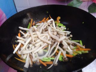 10、蚝油双菇,倒入双菇炒匀