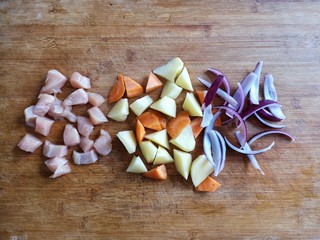 2、圣诞咖喱鸡饭,鸡胸肉去筋膜切小块，土豆胡萝卜洗净去皮切小滚刀块，洋葱切条备用。