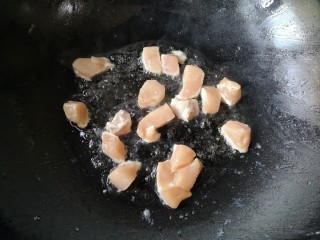 4、圣诞咖喱鸡饭,锅中适量橄榄油，烧热后下入鸡胸肉。