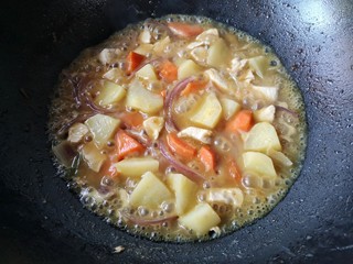 8、圣诞咖喱鸡饭,煮至浓稠。