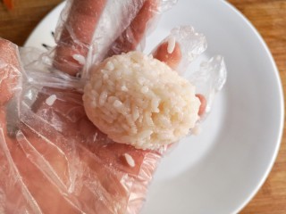 9、圣诞咖喱鸡饭,一丢丢番茄酱加一丢丢水调匀，加适量米饭，抓拌，造型成圣诞老人脸部分形状，颜色略带肉粉色。