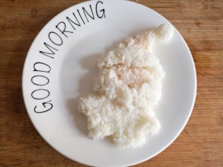 10、圣诞咖喱鸡饭,再用米饭造型成其他形状后摆盘。（最好带厨房一次性手套以免米饭粘手）