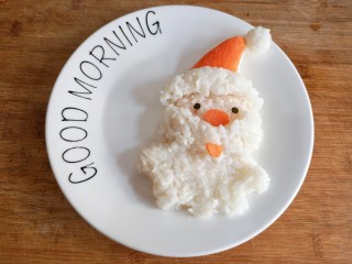 12、圣诞咖喱鸡饭,用海苔剪成眼睛摆在适当的位置。