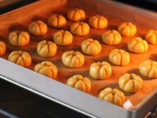 10、南瓜饼干,放入预热好的烤箱中层，烤约20分钟左右