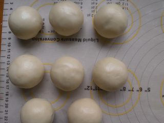 7、抹茶酥,所有的都弄好后在盖上保鲜膜静置10分钟左右