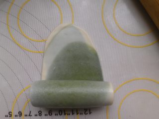11、抹茶酥,二十分钟松弛好后，取一个酥，将其再次擀开，然后在由上而下卷起