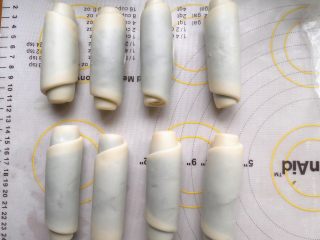 10、抹茶酥,所有卷好之后，盖上保鲜膜 松弛20分钟