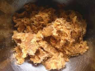 13、抹茶酥,松弛酥皮的时候 我们来做馅，将肉松和莲蓉混合均匀即可。