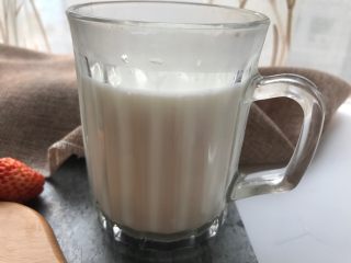 10、英式快手营养早餐,倒一杯牛奶。