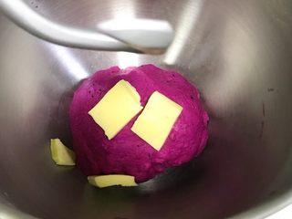 2、火龙果麻薯面包,揉至面团成团，往搅拌桶内加入黄油。