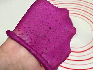 3、火龙果麻薯面包,继续揉至可以拉出膜，呈扩展阶段。