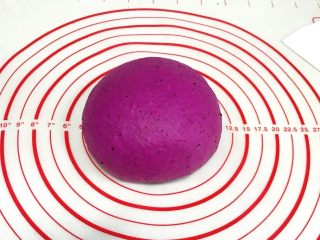 4、火龙果麻薯面包,整理好面团放入搅拌桶内发酵。