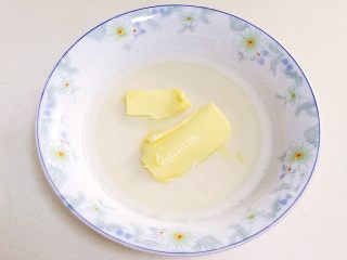 6、火龙果麻薯面包,取出蒸好的麻薯，放至温凉，加入黄油，用手把黄油揉进麻薯内。