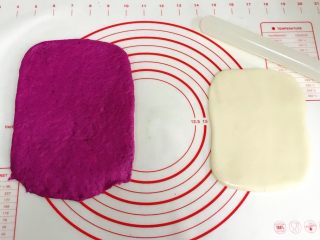 10、火龙果麻薯面包,取一份松弛好的面团，用手拍扁，用擀面杖把面团擀成长方形，压薄底边。取一份麻薯，继续擀成比面片小点的长方形。