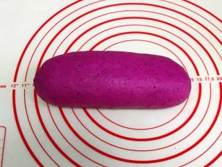 12、火龙果麻薯面包,自上而下卷起来，捏紧收口。