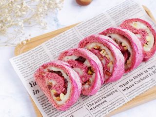 17、火龙果麻薯面包,成品图。