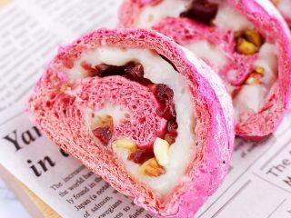 18、火龙果麻薯面包,成品图。