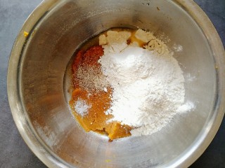 2、宝宝最爱的小蜜蜂豆包,把红薯压成泥，在盆中放入面粉，植物油，白糖酵母