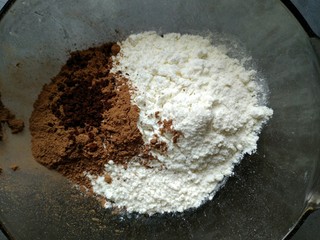 5、宝宝最爱的小蜜蜂豆包,巧克力粉与面粉，白糖，酵母，植物油混合。