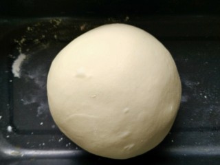 7、宝宝最爱的小蜜蜂豆包,揉一个白色面团，方法如上。