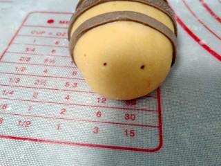 12、宝宝最爱的小蜜蜂豆包,用牙签戳出两个洞。