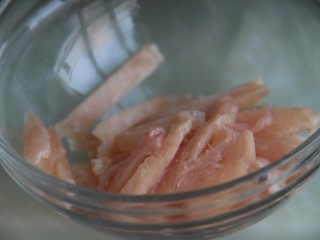 1、幸福早餐~鸡肉挂面,准备50g鸡脯肉，切成细条