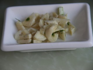 2、幸福早餐~鸡肉挂面,切蒜末