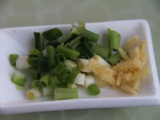 4、幸福早餐~鸡肉挂面,葱花和姜丝