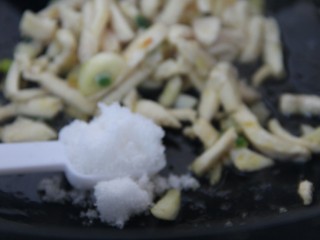 9、幸福早餐~鸡肉挂面,放入一勺糖