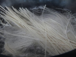 16、幸福早餐~鸡肉挂面,放入挂面煮