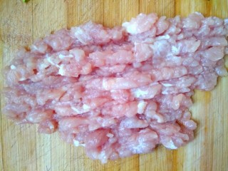 2、肉沫香辣面,猪肉剁成沫