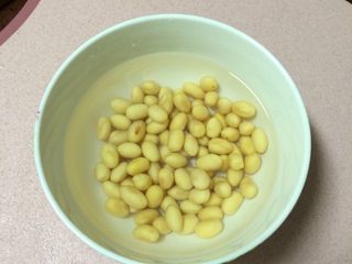 2、焖烧罐凉瓜黄豆排骨汤,首先把黄豆用温水浸泡4个小时以上，我是早上浸泡的，中午做的汤