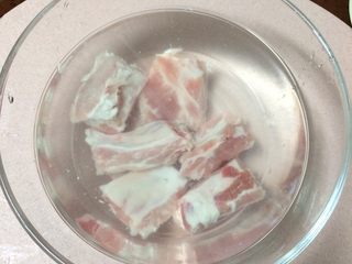 3、焖烧罐凉瓜黄豆排骨汤,排骨是这种小肋排，直接剁好的小块排骨，在清水中浸泡浸泡2小时以上去血水，中途多换几次水