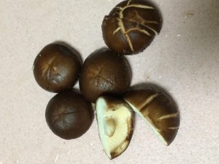 5、焖烧罐凉瓜黄豆排骨汤,洗好的香菇，大朵的香菇切成小块，小朵的中间开十字刀花