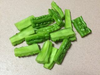 7、焖烧罐凉瓜黄豆排骨汤,然后切成小长块，尽量切小点，不要太大