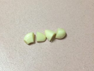 8、焖烧罐凉瓜黄豆排骨汤,蒜两瓣分别切成一开二就可以
