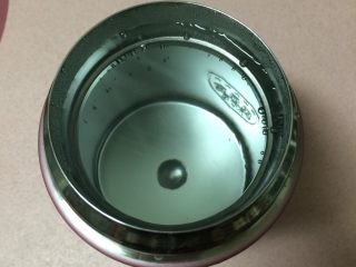 10、焖烧罐凉瓜黄豆排骨汤,焖烧罐先倒入烧开的开水预热5分钟，水不要加太多，盖的时候容易溢出外面，加到下口水位就可以了