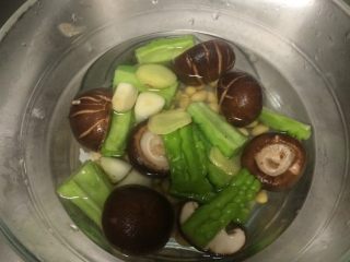12、焖烧罐凉瓜黄豆排骨汤,排骨和香菇，黄豆分别放入锅中沸水焯水一遍，5-8分钟，苦瓜就不用焯水了，但是如果想让苦瓜不那么苦也可以焯水一下
