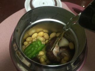 13、焖烧罐凉瓜黄豆排骨汤,前期焖烧罐预热的水倒掉，把焯水过的食材放入焖烧杯中，放入姜片，蒜块倒入95度以上开水至下小口处，盖上盖子顺时针拧紧放置8分钟，然后倒掉水