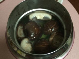 16、焖烧罐凉瓜黄豆排骨汤,再次注入开水至杯内小口处水位