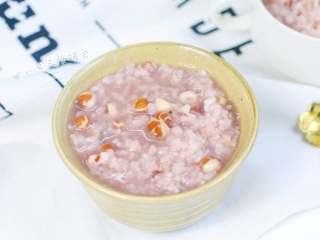 3、芡实糯米粥,香浓软糯吃过啦，还带着点甜，喝到胃里超舒服。平常煮粥可以加点糯米和芡实，增加口感的同时还能健脾养胃。