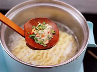 9、对虾红肠时蔬泡面,大火煮沸后，放入方便面的调料。