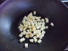 2、苹果鸡蛋饼,加入切好的苹果丁，调入少许白糖。