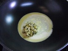 5、苹果鸡蛋饼,平底锅开小火，刷上一层薄油，倒入一半的蛋糊，煎至蛋皮表面刚凝固的时候，在1/4处铺上炒好的苹果丁。