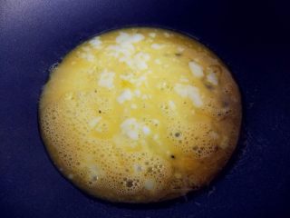 2、快手棒棒糖三明治,不粘锅中倒入少许油，小火加热。鸡蛋加盐，打散，倒入晃匀