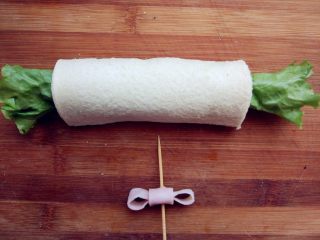 11、快手棒棒糖三明治,用另一条在中间绕两圈，用牙签固定