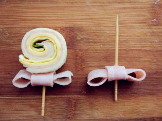 12、快手棒棒糖三明治,将卷好的三明治卷切块，串在牙签上