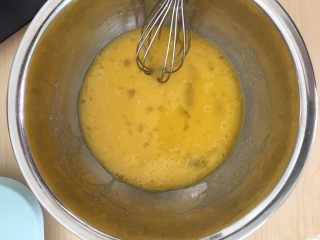 3、千层芒果蛋糕,搅拌均匀。