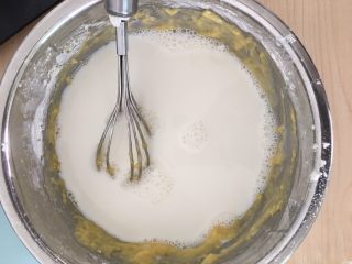 6、千层芒果蛋糕,倒入牛奶。