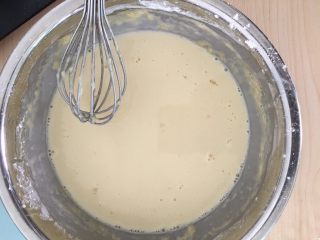 7、千层芒果蛋糕,搅拌混合。